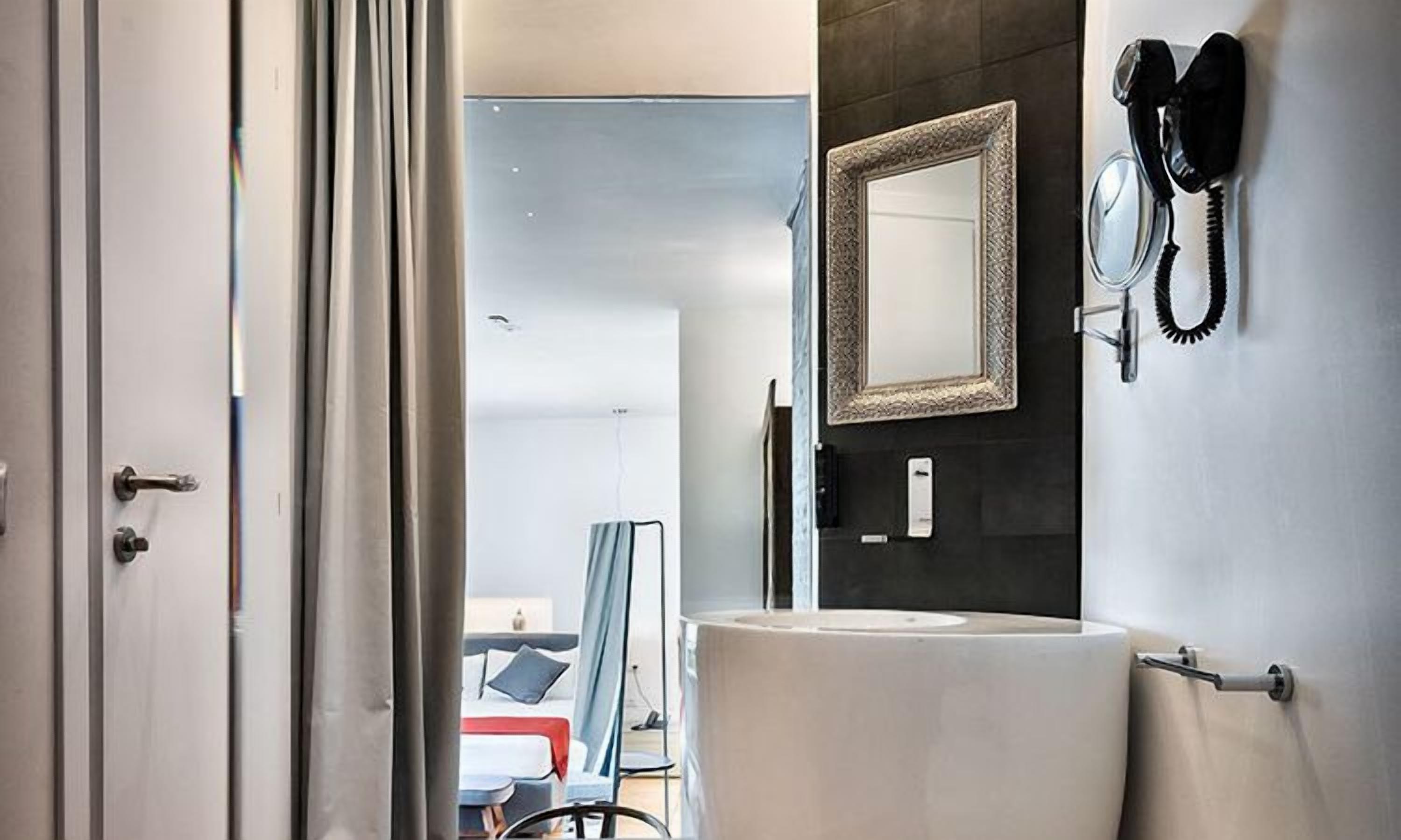 suite, balcony, garden view | bathroom | shower, free toiletries, hair dryer, bidet