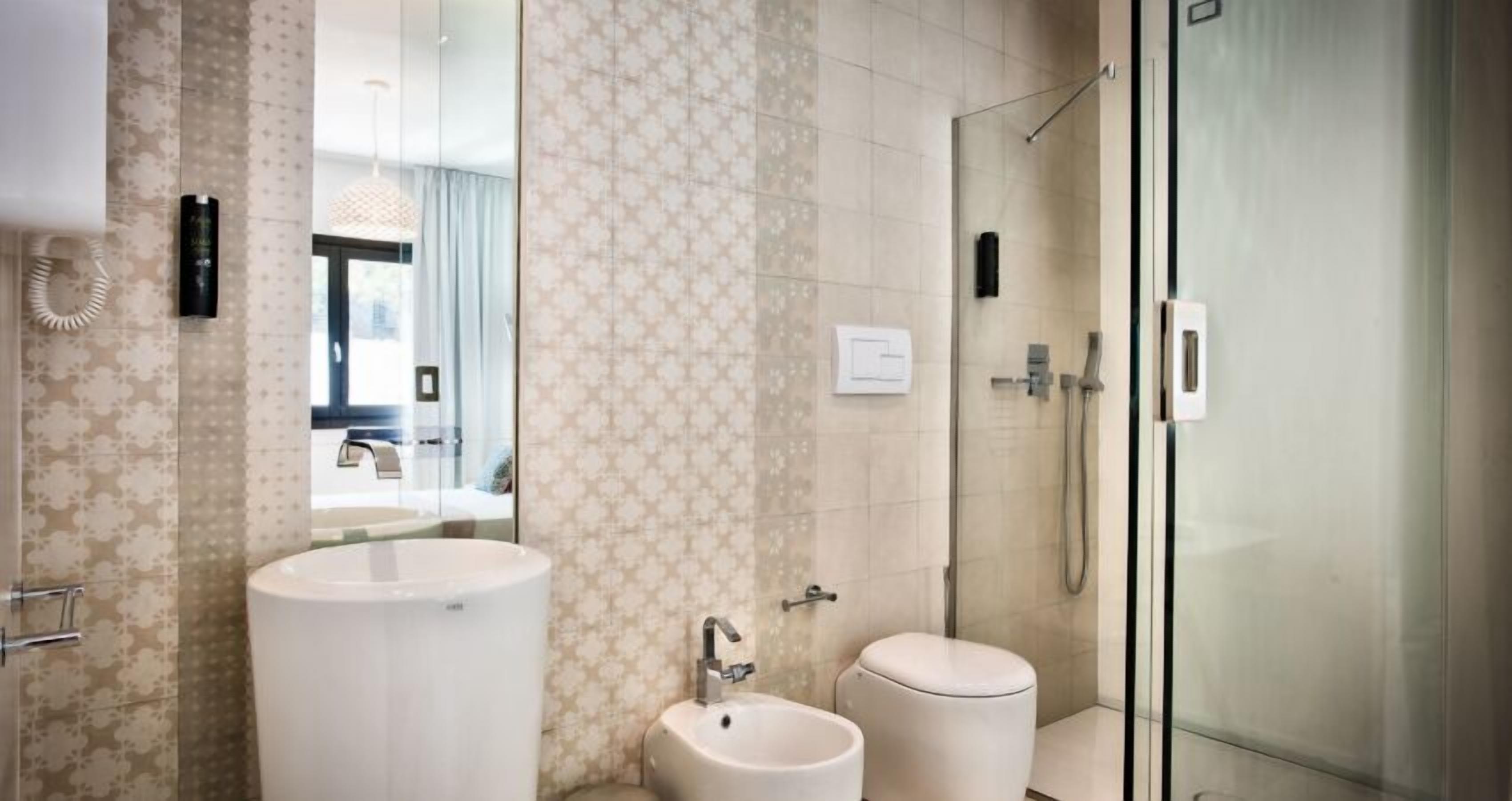 shower, free toiletries, hair dryer, bidet