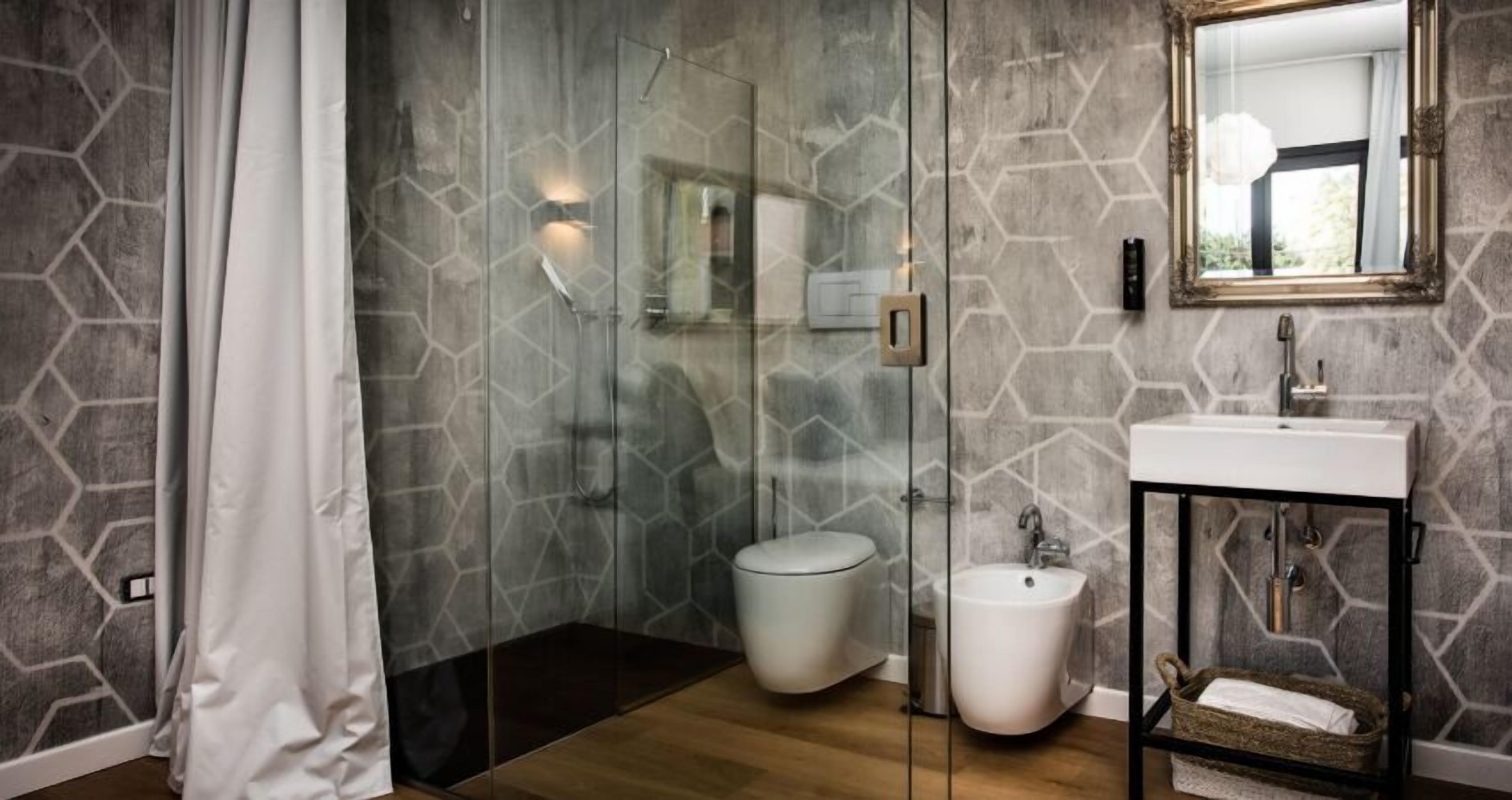 comfort double room | bathroom | shower, free toiletries, hair dryer, bidet