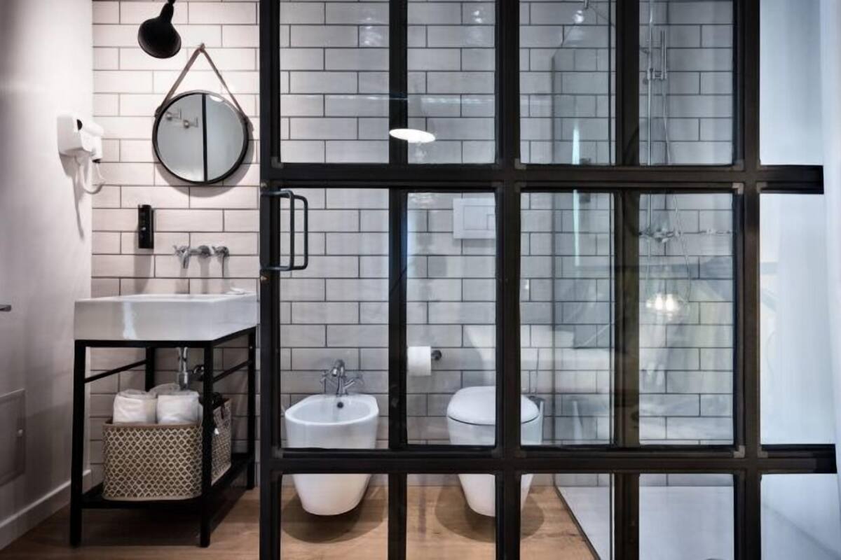 comfort double room | bathroom | shower, free toiletries, hair dryer, bidet