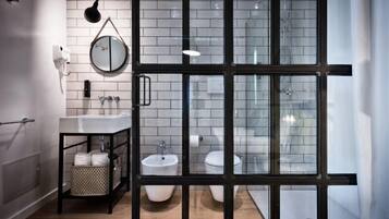 Comfort Double Room | Bathroom | Shower, free toiletries, hair dryer, bidet