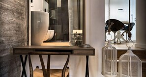 Suite, balkon, uitzicht op tuin | Kamervoorziening