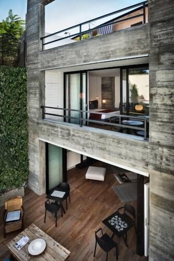 المنشأة من الخارج