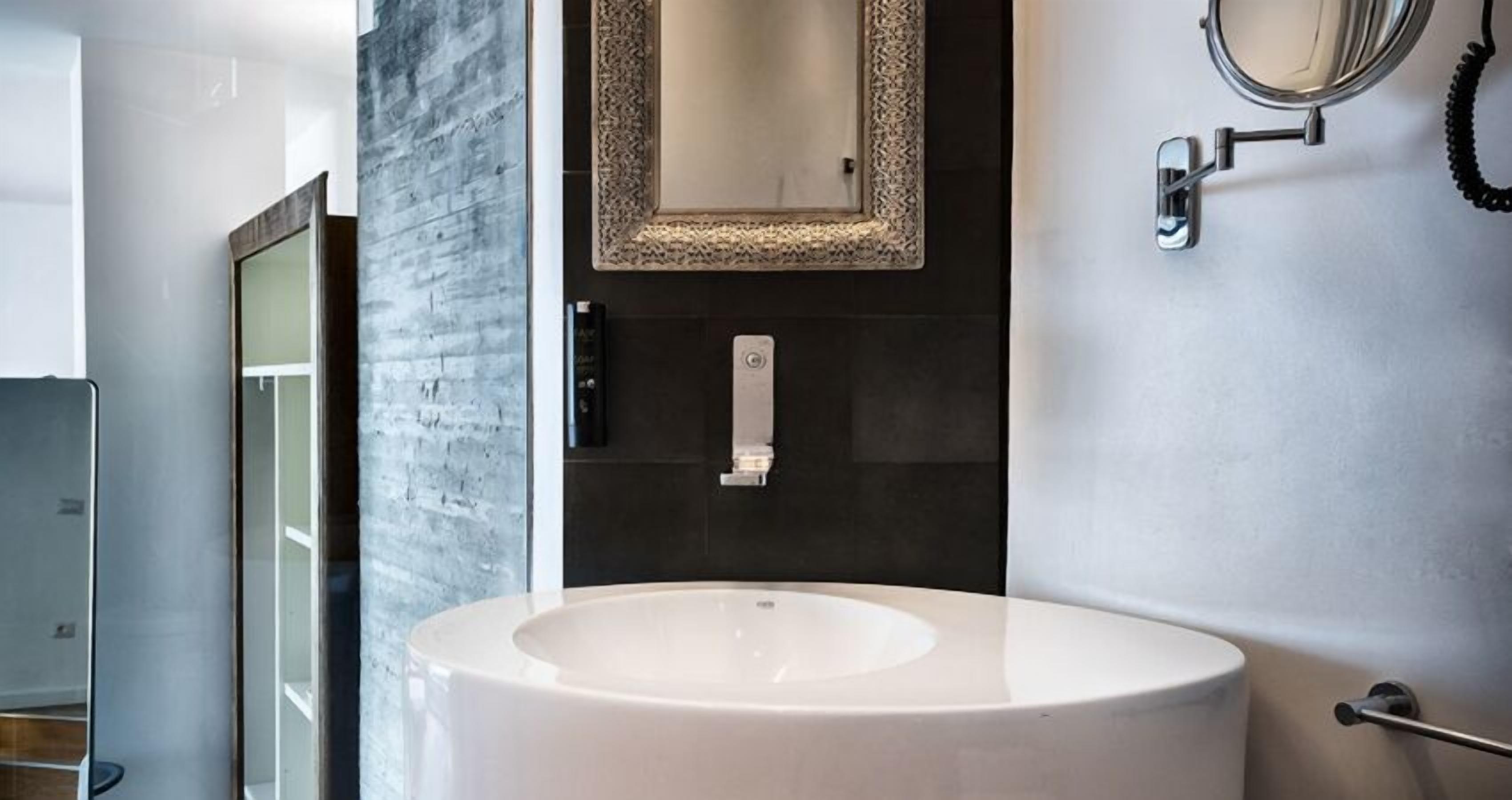 suite, balcony, garden view | bathroom | shower, free toiletries, hair dryer, bidet