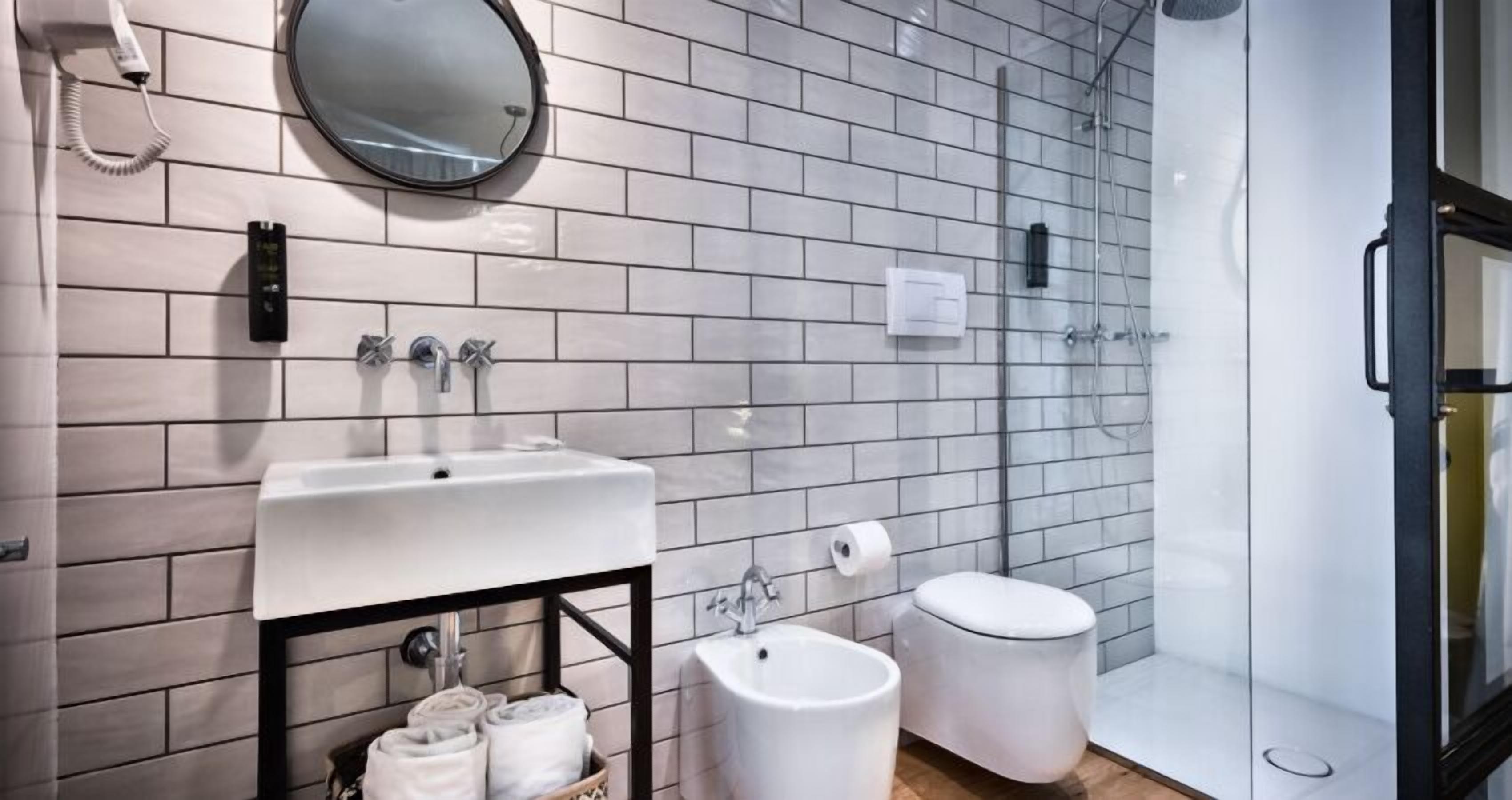 comfort double room | bathroom | shower, free toiletries, hair dryer, bidet