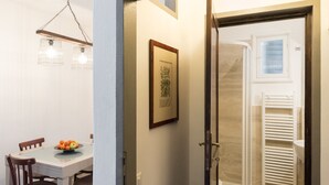 A modern bathroom with a glass shower door, a white sink, and a towel rack. - Flospirit - San Lorenzo (Florence)
