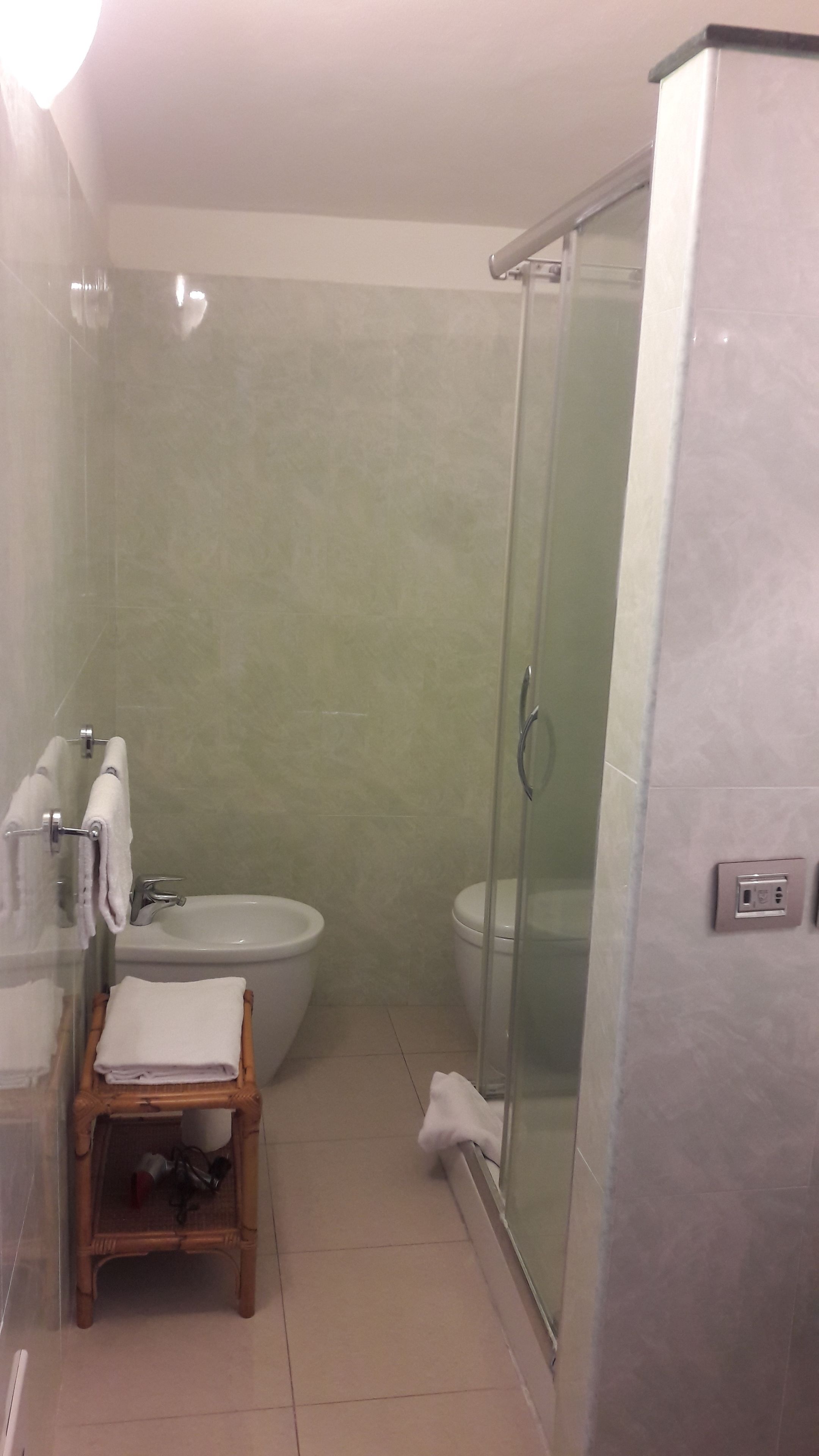 mansarda con letto matrimoniale o 2 letti singoli, 1 camera da letto | bathroom | shower, free toiletries, hair dryer, towels