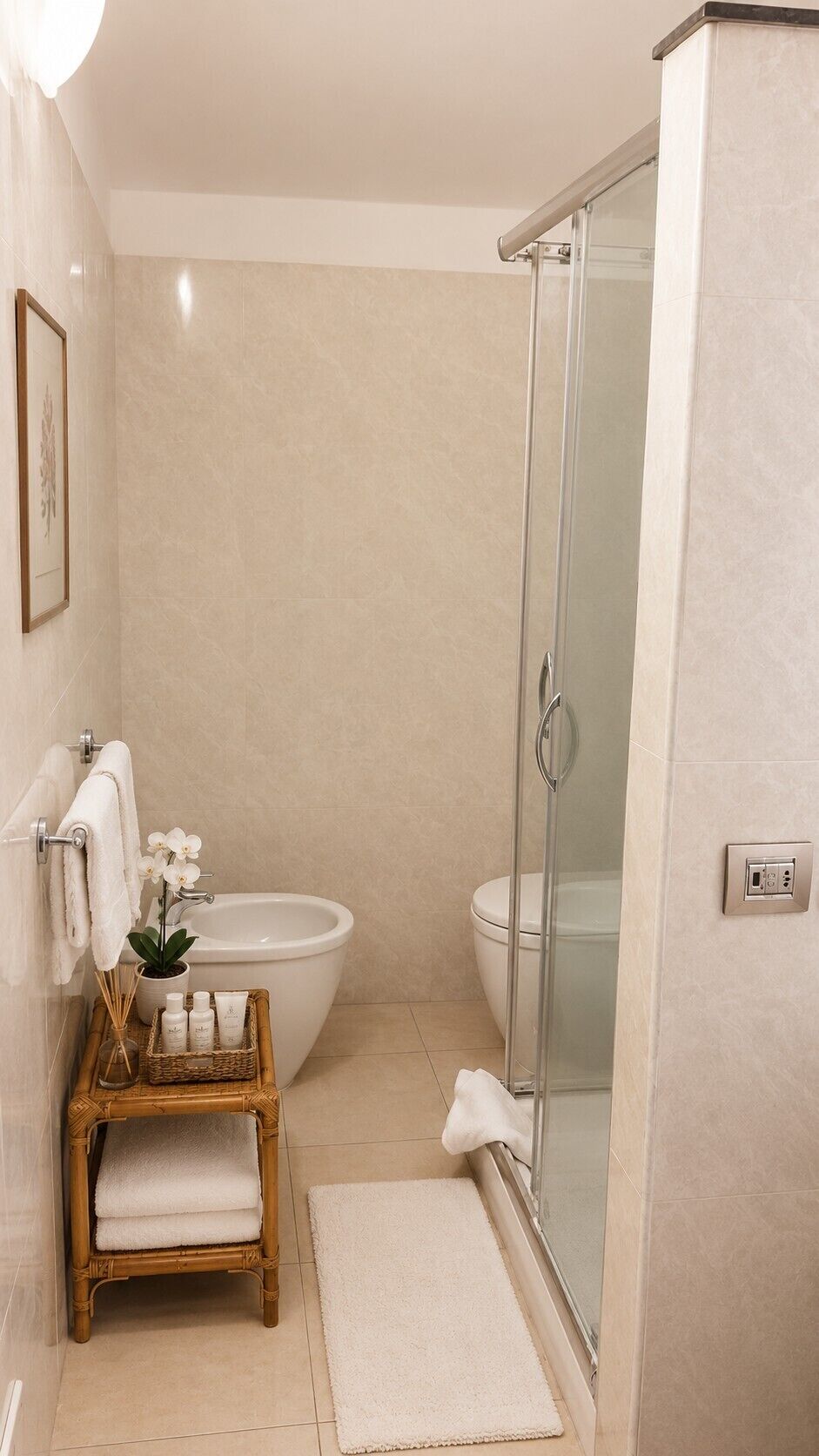 Ein Badezimmer mit Duschkabine aus Glas, einer weißen Badewanne und einem kleinen Holzschemel mit weißem Handtuch.