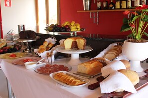 Free daily continental breakfast