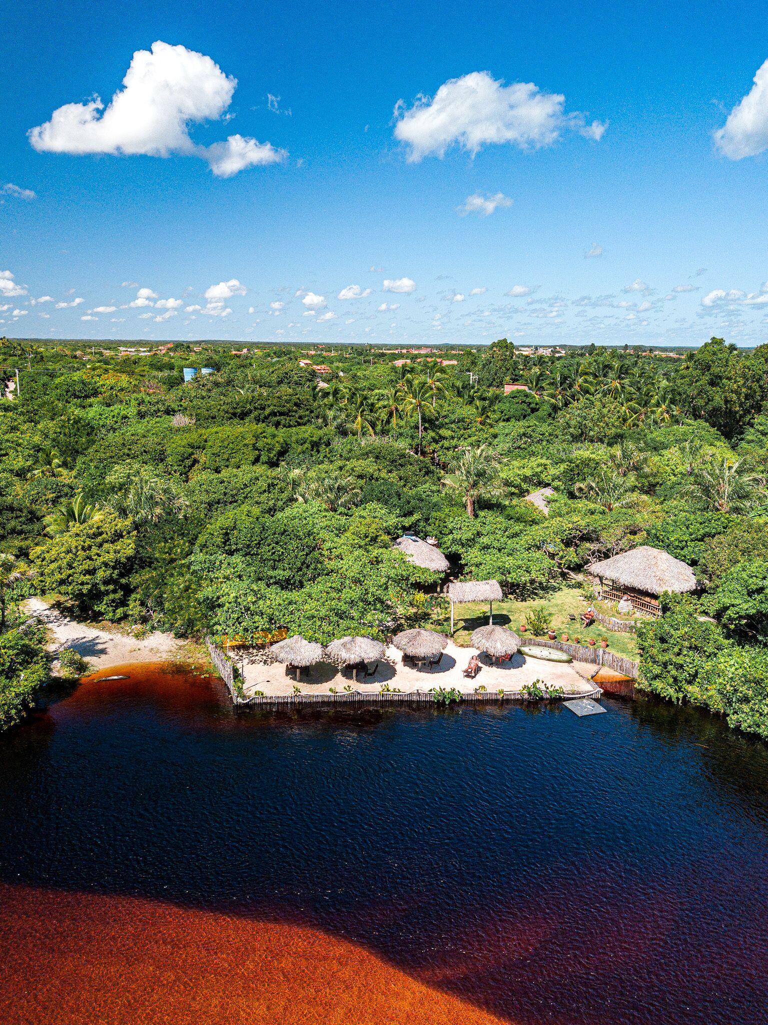 En la playa, sillas reclinables de playa, sombrillas, bar en la playa