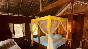A room with two beds, a canopy bed, wooden walls, and a thatched roof. - Ciamat Camp (Santo Amaro do Maranhão)