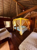 Decoración personalizada, wifi gratis y ropa de cama 