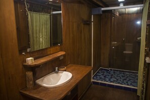 Vierpersoonskamer (Balcony) | Badkamer | Een douche, gratis toiletartikelen, handdoeken
