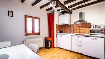 Appartamento, 1 camera da letto (Via dell'Orto 8) | Cucina privata | Frigorifero, microonde, piano cottura, lavastoviglie