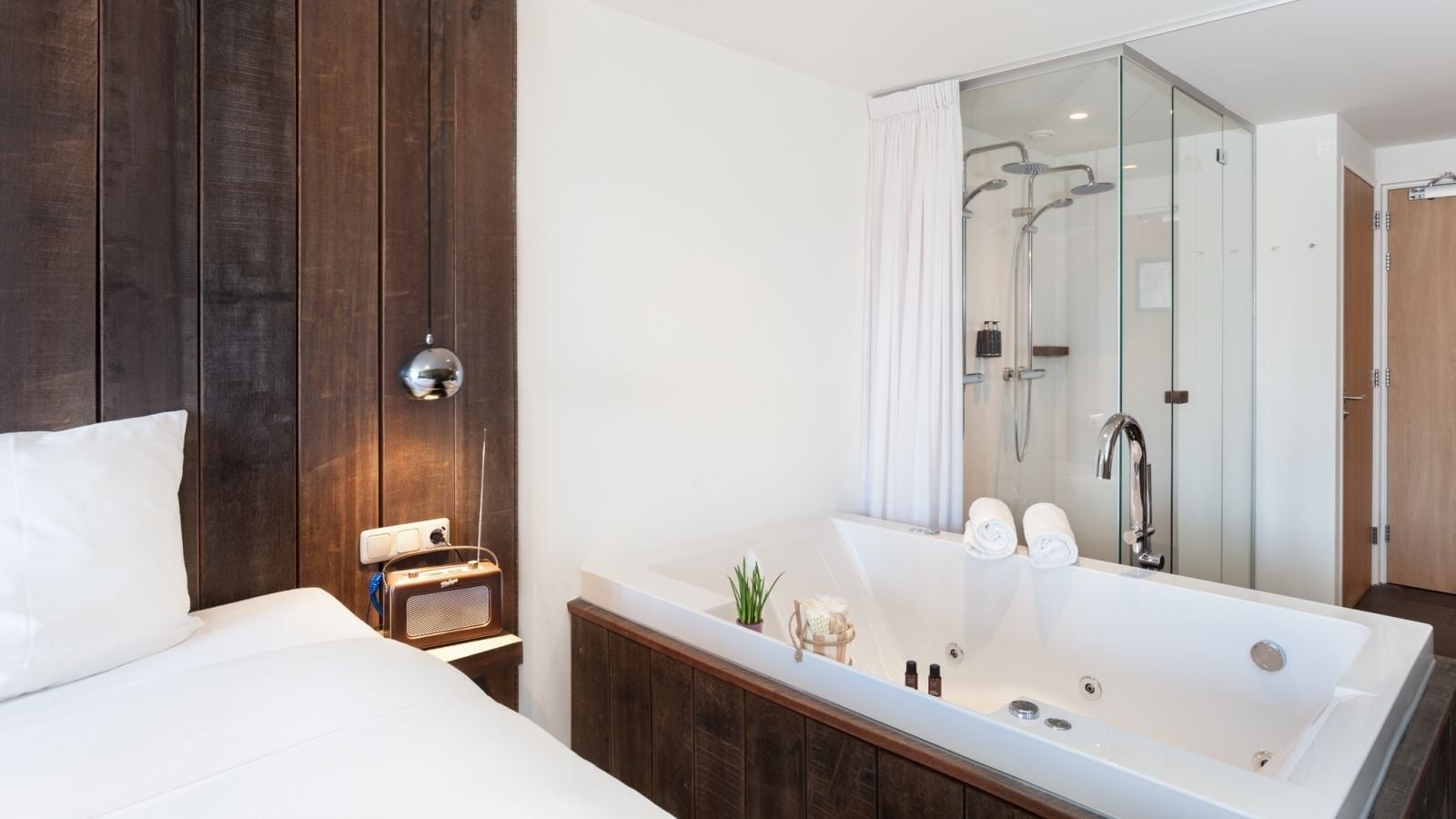 deluxe suite, jetted tub | 1 bedroom, minibar, in-room safe, blackout curtains