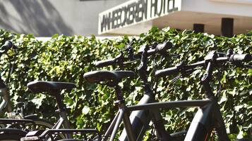 Una hilera de bicicletas estacionadas frente a un edificio con un letrero que dice "WHEEBOURNE HOTEL".