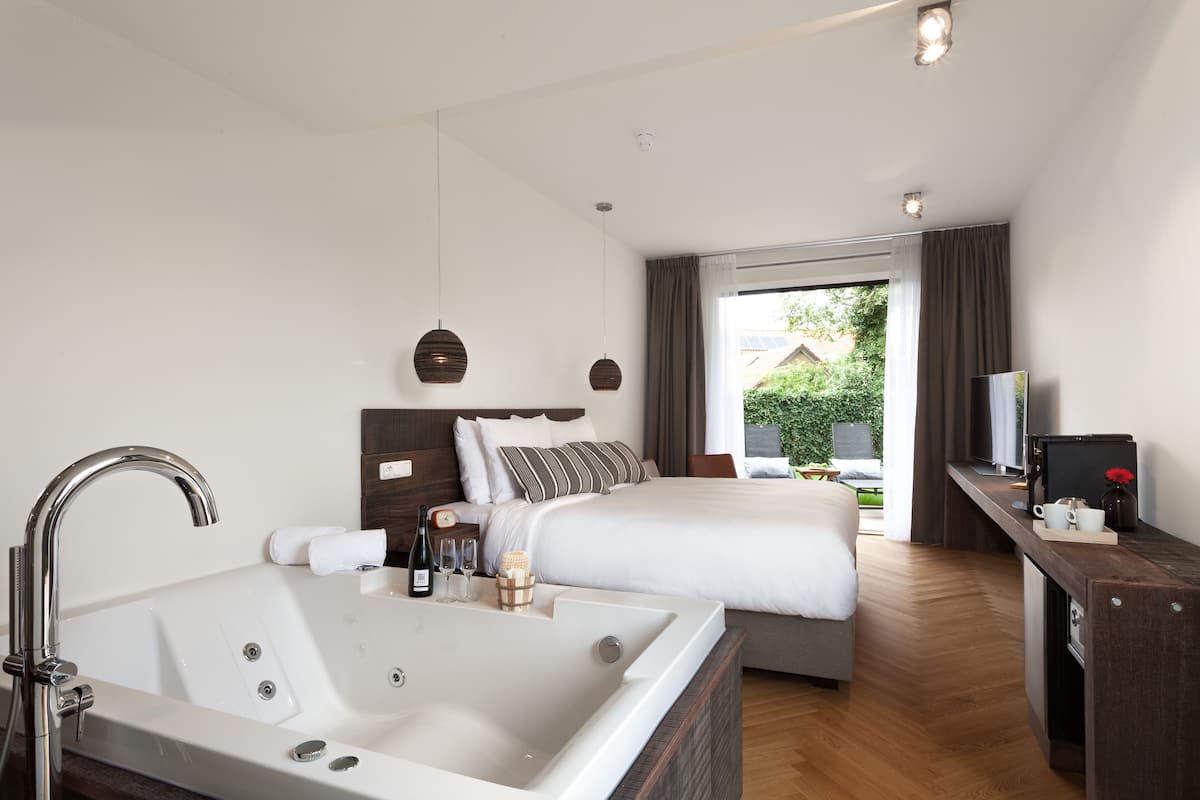 deluxe suite, jetted tub | 1 bedroom, minibar, in-room safe, blackout curtains