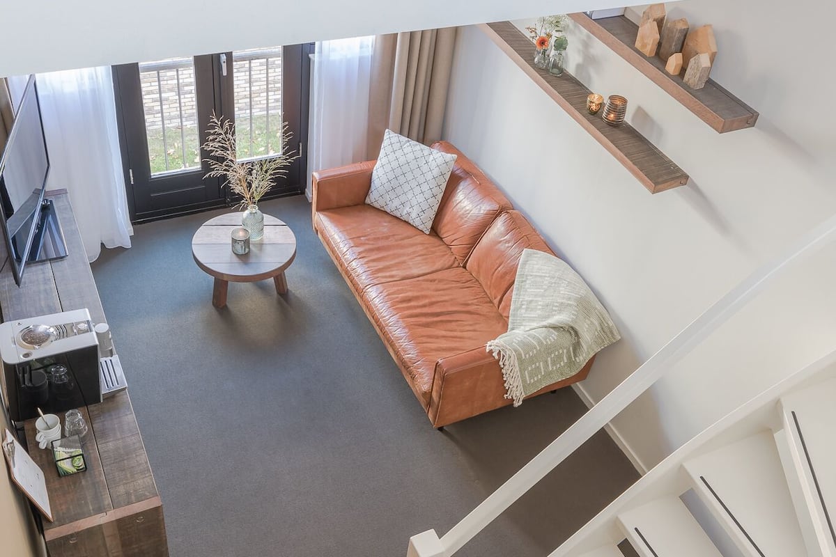 signature suite (wellness) | living area | flat-screen tv