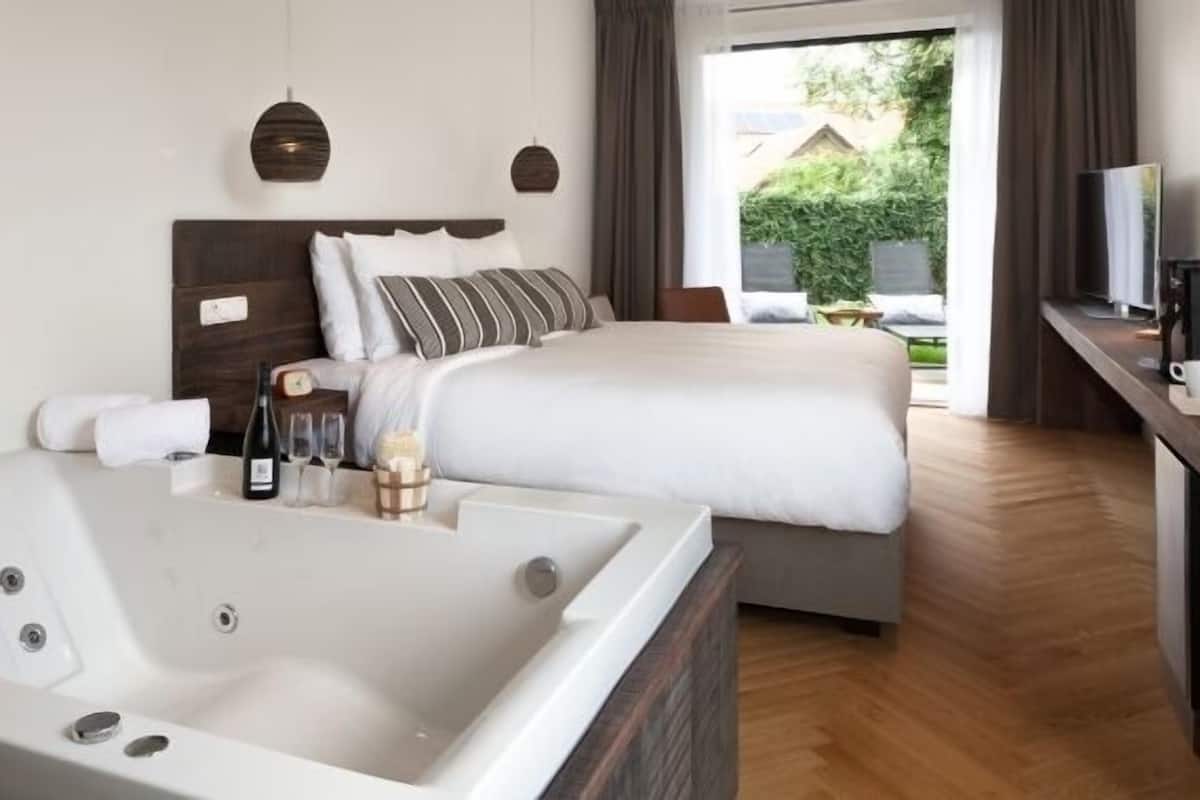 Deluxe Suite, Jetted Tub | 1 bedroom, minibar, in-room safe, blackout drapes