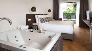 Svit Deluxe - bubbelbad | Minibar, vÀrdeförvaringsskÄp pÄ rummet och mörklÀggningsgardiner