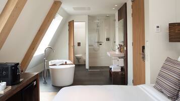 Junior Suite | Minibar, in-room safe, blackout drapes, soundproofing