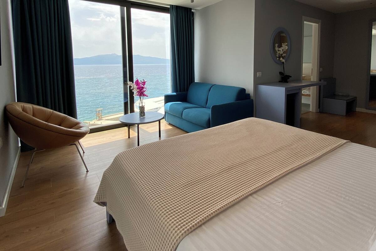 Suite, Sea View | Desk, WiFi (free), bed sheets