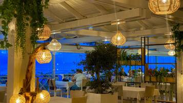 2 restaurants servant le petit déjeuner, spécialités Cuisine locale