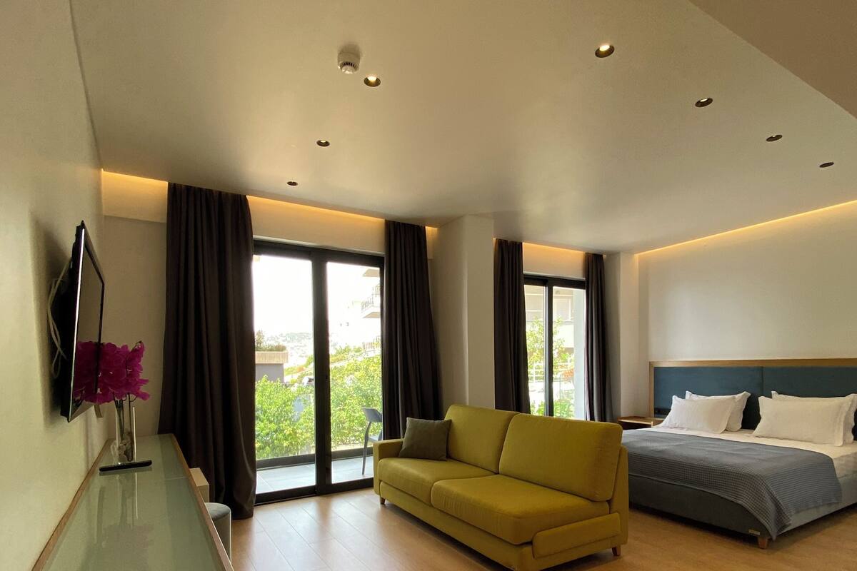 Junior Suite, Partial Sea View | Desk, WiFi (free), bed sheets