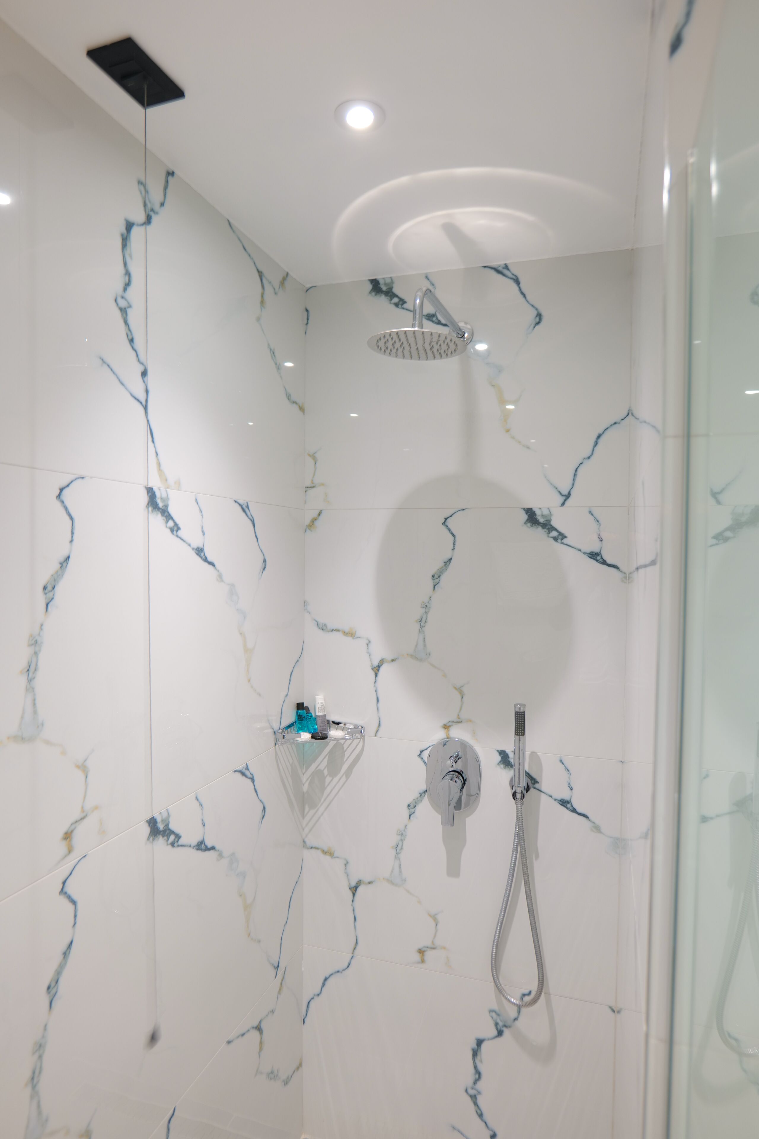 junior suite, partial sea view | bathroom | shower, free toiletries, hair dryer, towels