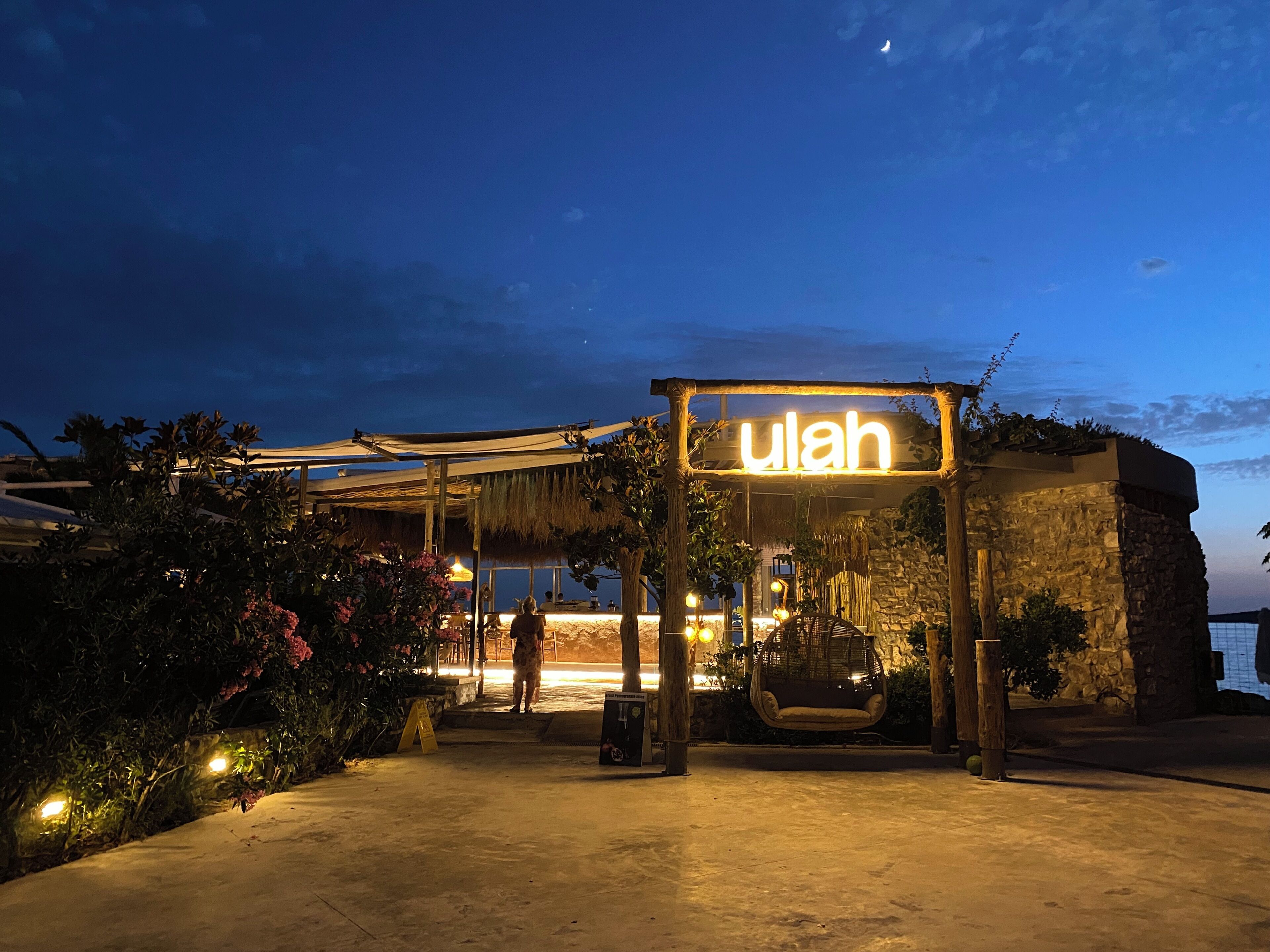 2 restaurants, breakfast, lunch, dinner served; local cuisine