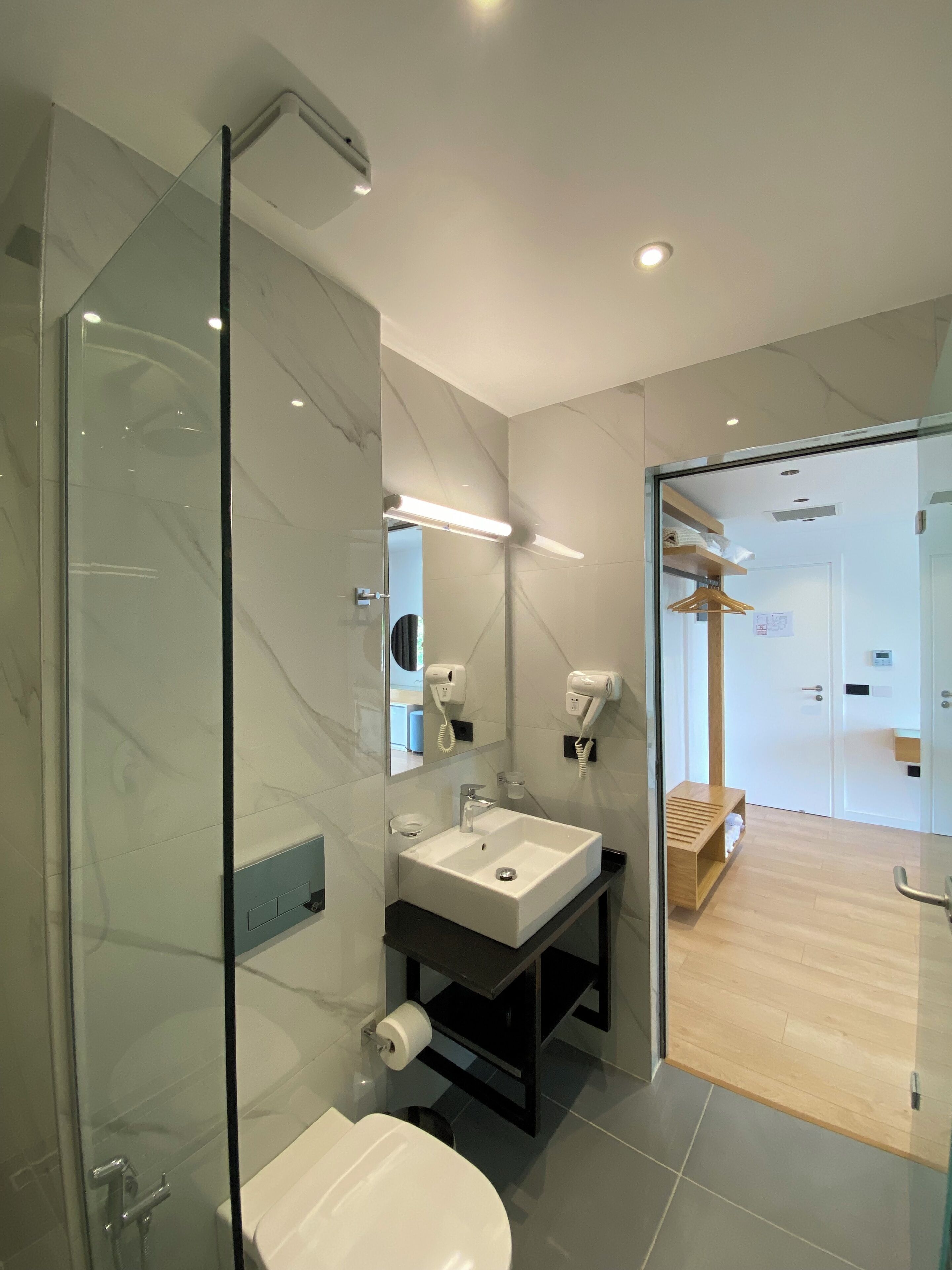 junior suite, partial sea view | bathroom | shower, free toiletries, hair dryer, towels