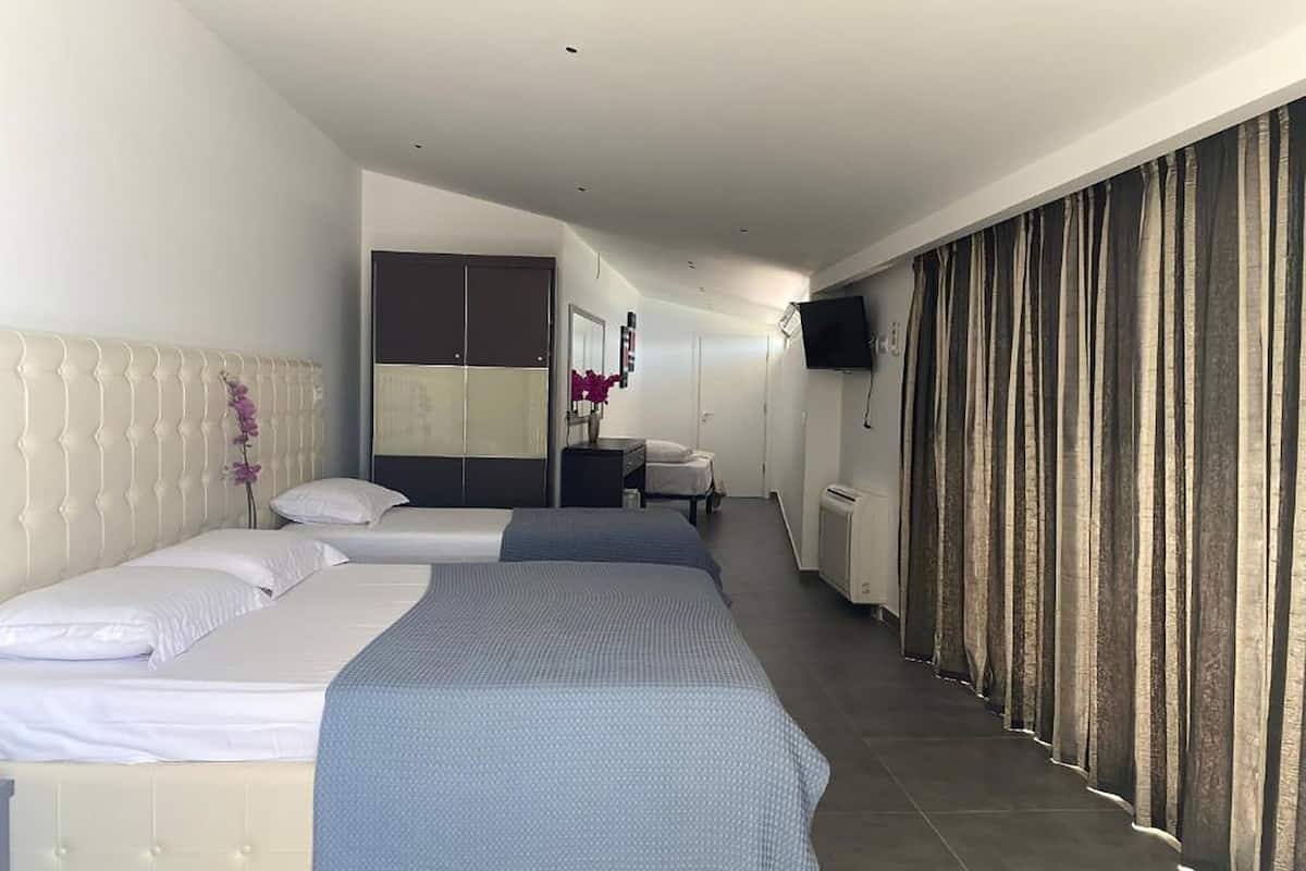 Driepersoonskamer, uitzicht op zee | 1 slaapkamer, een bureau, gratis wifi, beddengoed