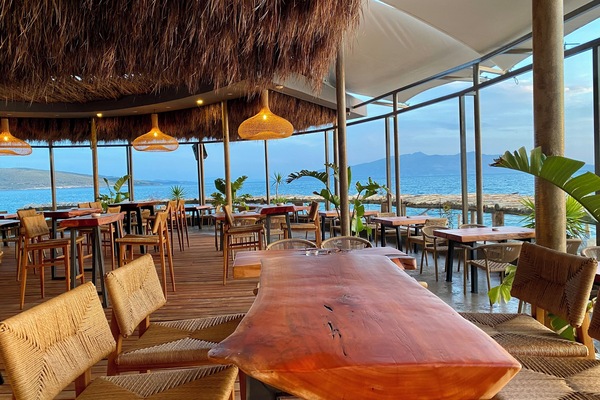 2 restaurants; breakfast, lunch, and dinner served