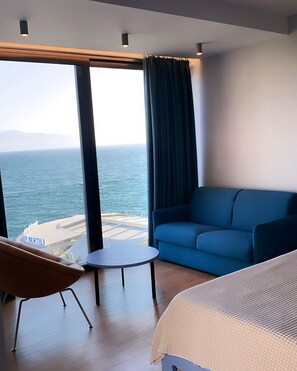 ห้องสวีท, วิวทะเล | โต๊ะทำงาน, Wi-Fi ฟรี, ผ้าปูที่นอน