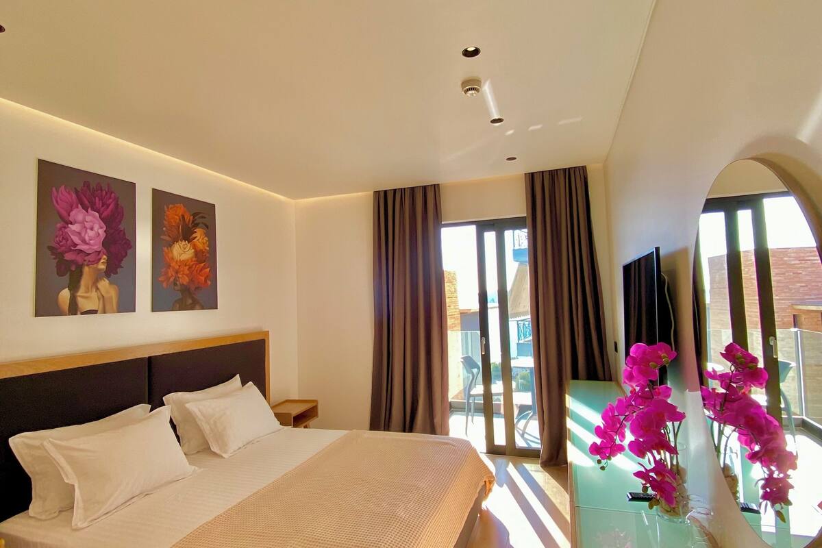 Deluxe Double Room, Partial Sea View | Desk, WiFi (free), bed sheets