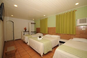 Kamar Quadruple Standar | 1 kamar tidur, minibar, dan setrika/meja setrika
