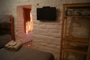 Quarto quádruplo standard | Camas extras/dobráveis (sobretaxa), Wi-Fi de cortesia, roupa de cama
