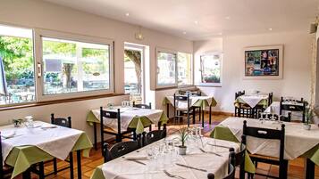 Déjeuner et dîner servis sur place