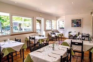 Déjeuner et dîner servis sur place, spécialités Cuisine régionale