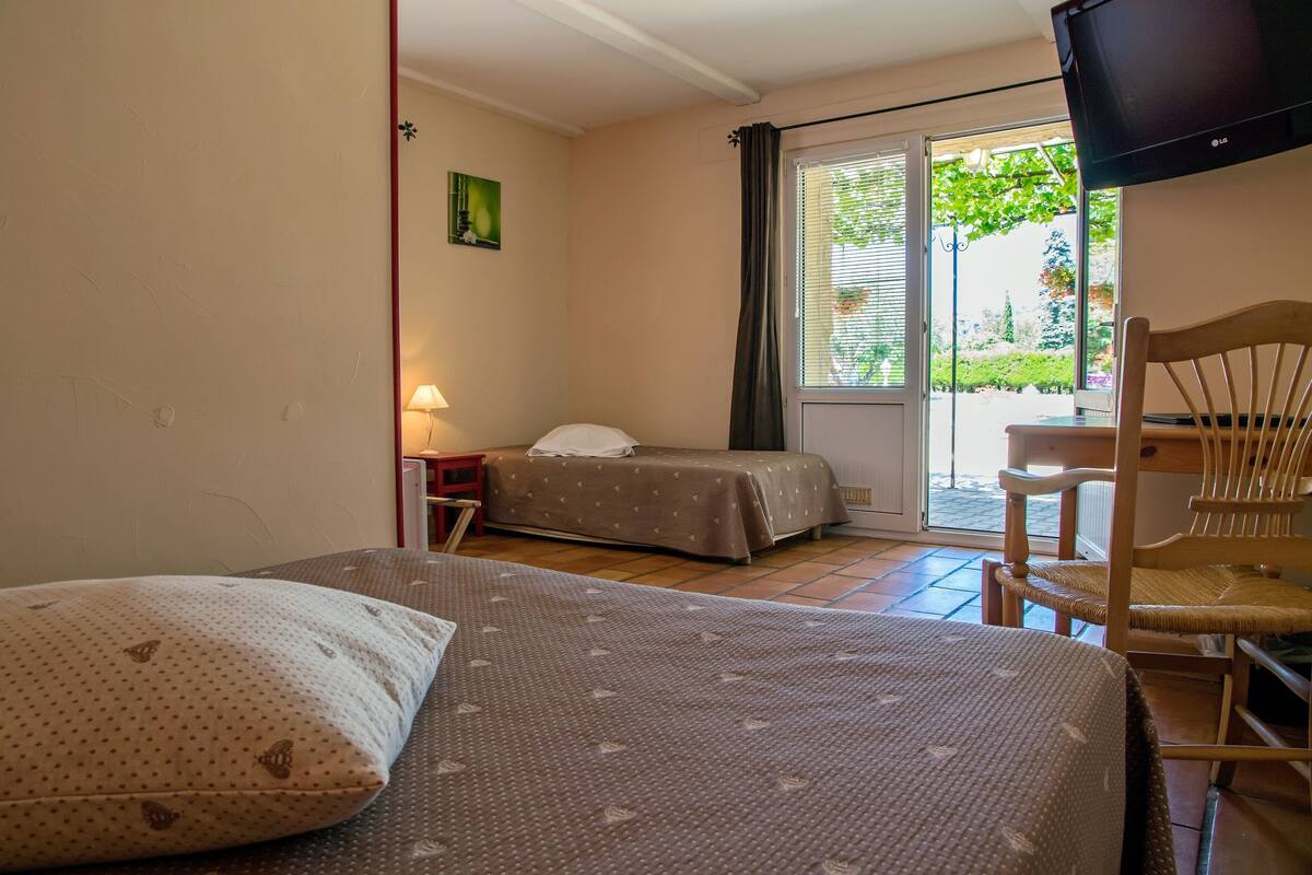 Standard-Dreibettzimmer | Zimmersafe, Schreibtisch, schallisolierte Zimmer, kostenloses WLAN