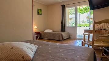 Standard Triple Room | In-room safe, desk, soundproofing, free WiFi