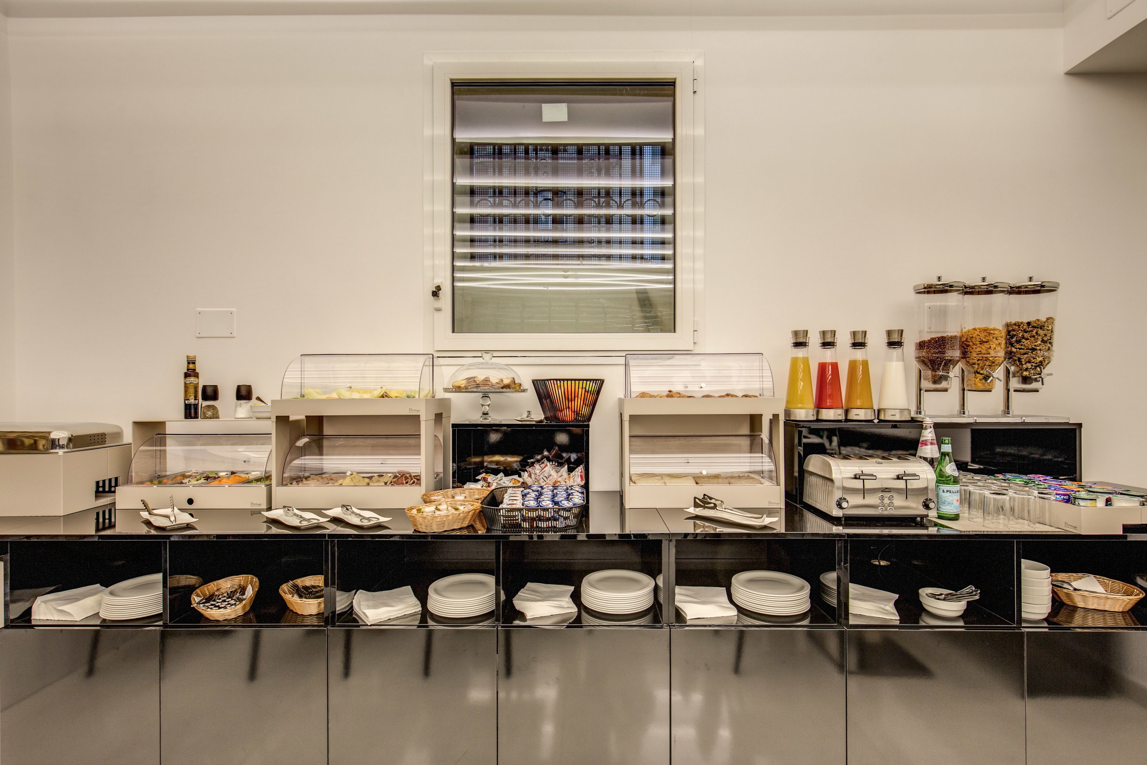 daily cooked-to-order breakfast (eur 15 per person)