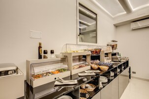 En buffet med forskellige retter og bestik.