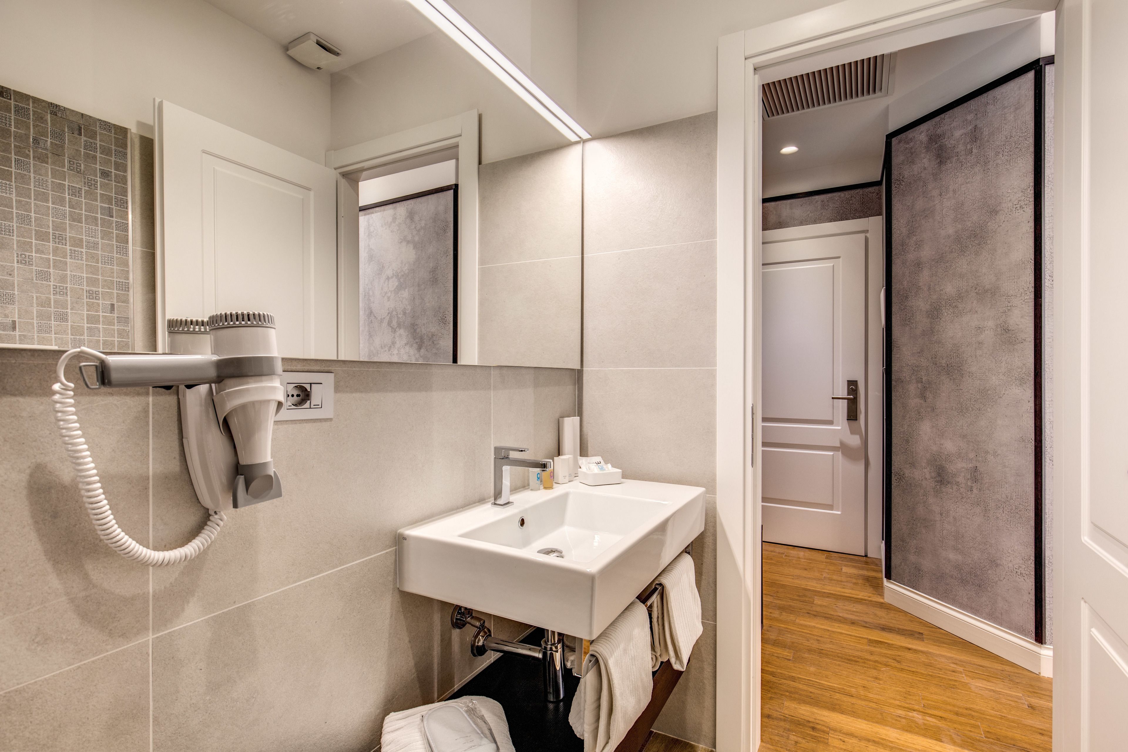 shower, rainfall showerhead, free toiletries, hair dryer