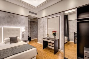 Un dormitorio moderno con una cama grande, una mesita de noche y un espejo.
