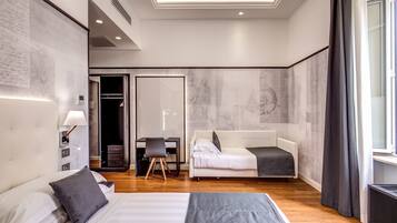 Una habitación de hotel moderna con una cama grande, un escritorio y una zona de estar.