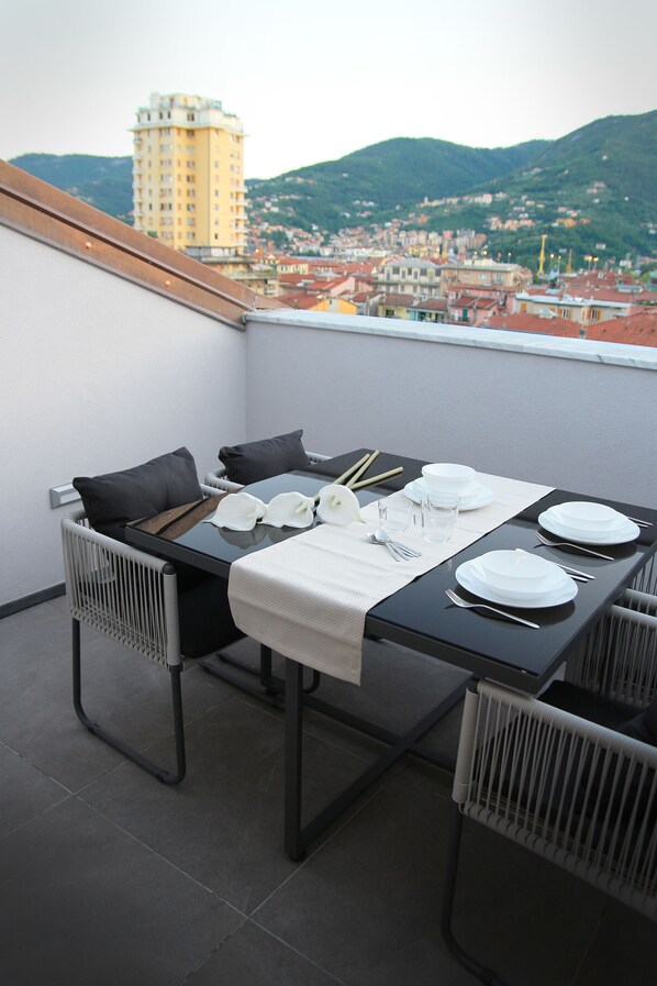 Deluxe Room, Kitchen | In-room dining