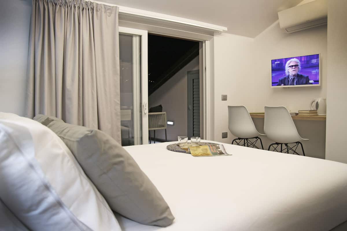 Habitación Deluxe, cocina | Ropa de cama de alta calidad, escritorio, camas supletorias