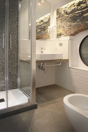 Habitación Deluxe, cocina | Baño | Ducha, secador de pelo, bidé y toallas