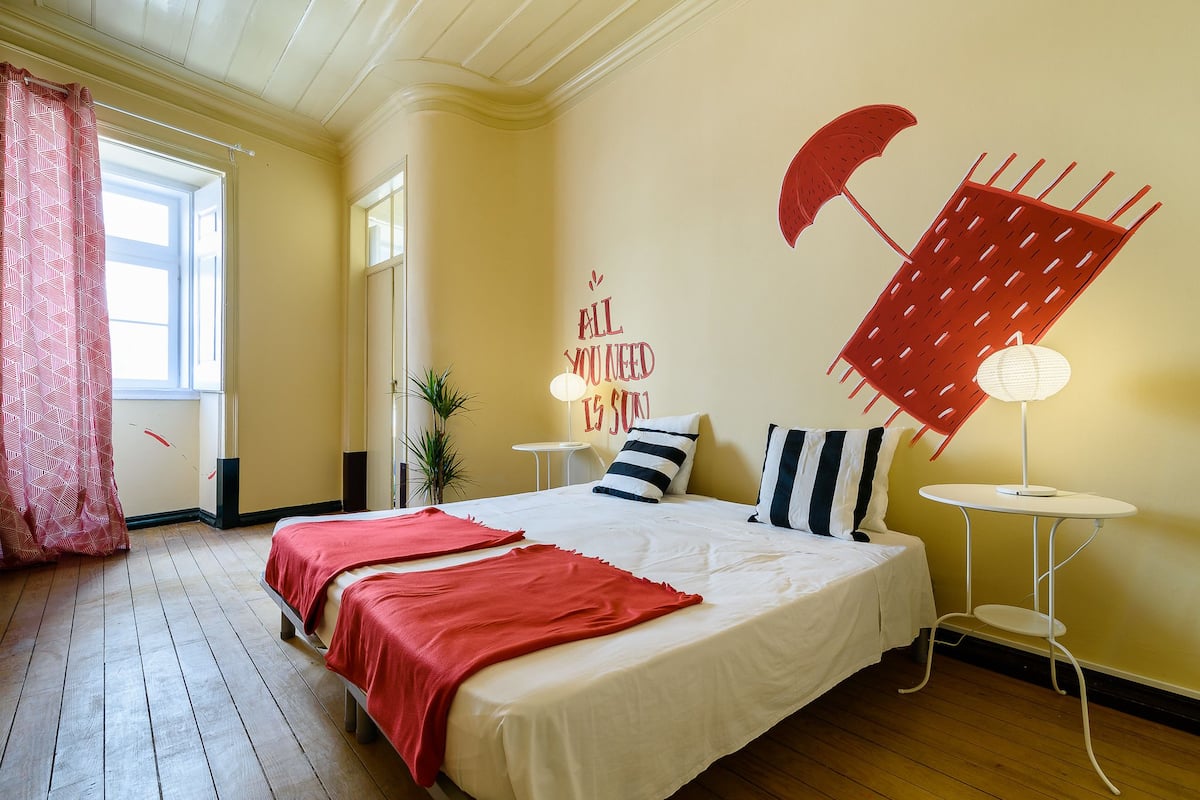 Een kluis op de kamer, verduisterende gordijnen, extra bedden
